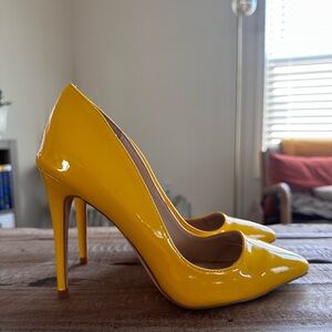 Rouge Helium Patent Faux Leather Yellow Heels, Size 8, 4.5” Heels